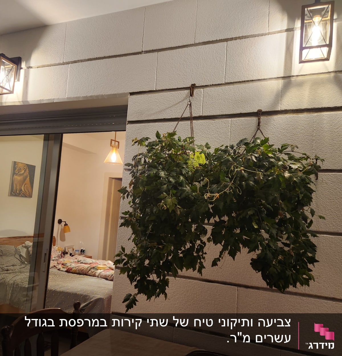 תמונה של ציור כלב תלוי על קיר בחדר שינה